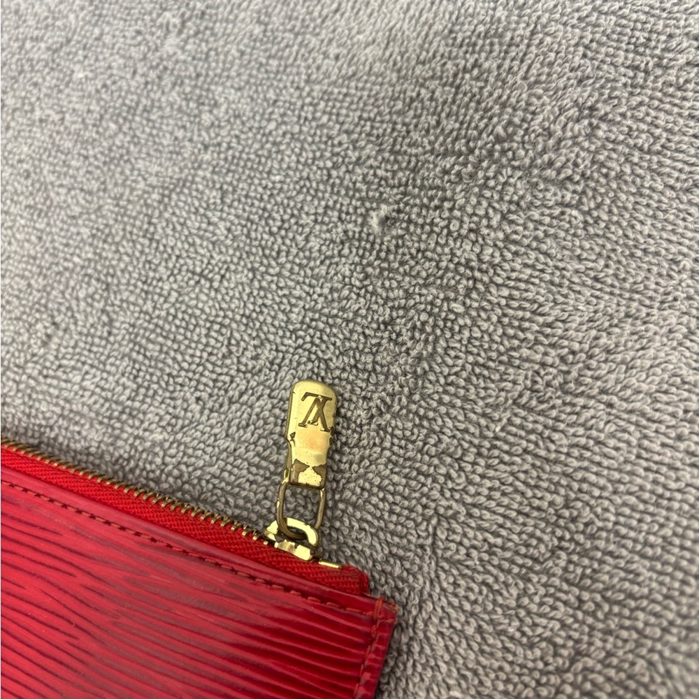Authentic Louis Vuitton Red Epi Key Cles - Picture 6 of 14